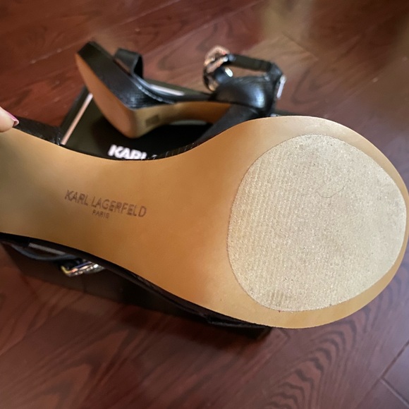 KARL LAGERFELD NEW PARIS
Anisha Textured Embellished
Sandals - Picture 7 of 10